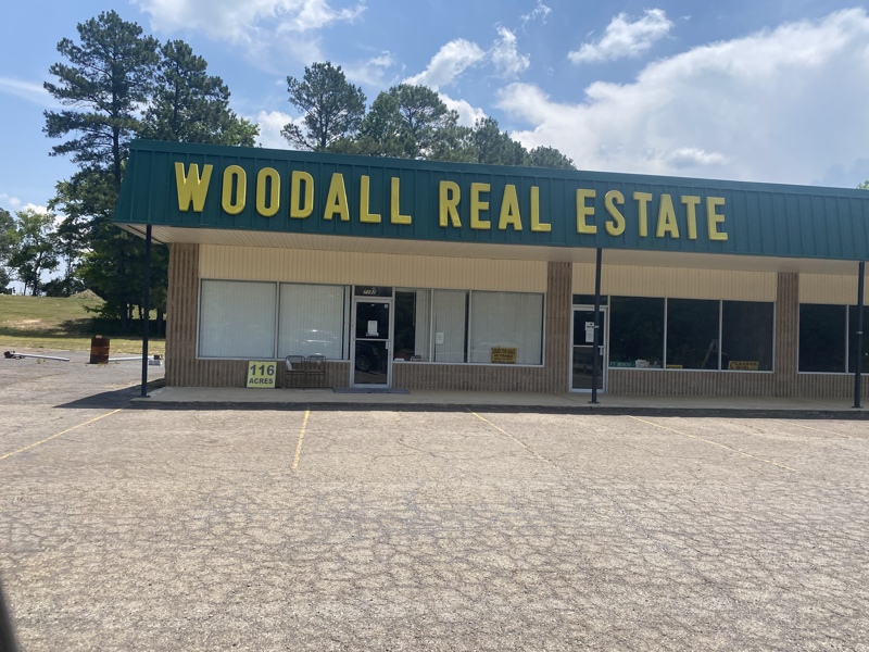 UNDER CONTRACT!! This property can be owner financed! 6 bay shopping