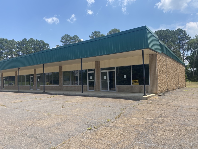 UNDER CONTRACT!! This property can be owner financed! 6 bay shopping