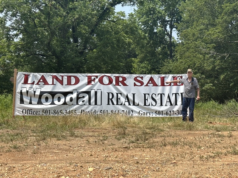 UNDER CONTRACT!! This property can be owner financed! 6 bay shopping