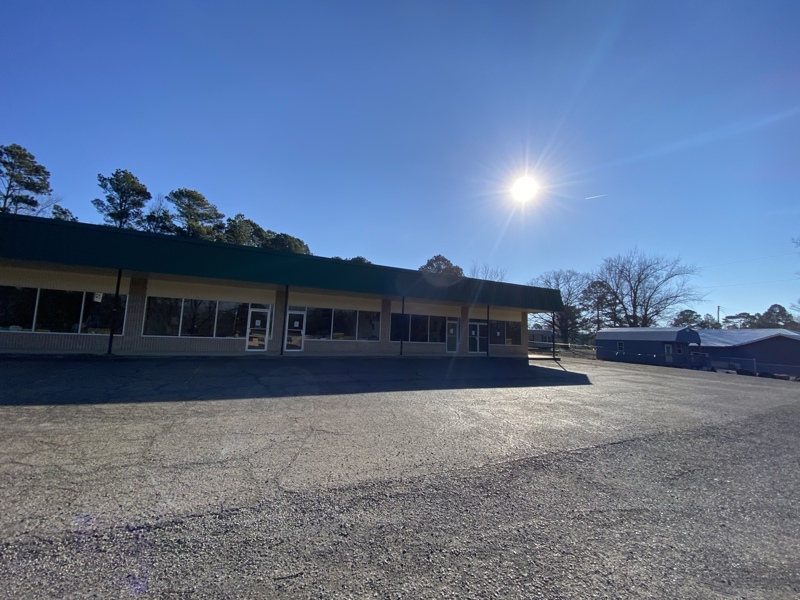 UNDER CONTRACT!! This property can be owner financed! 6 bay shopping