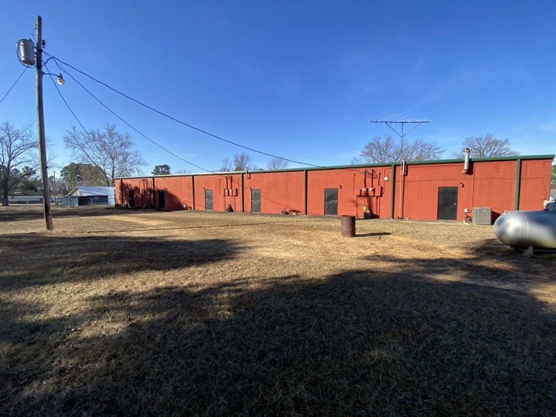 UNDER CONTRACT!! This property can be owner financed! 6 bay shopping