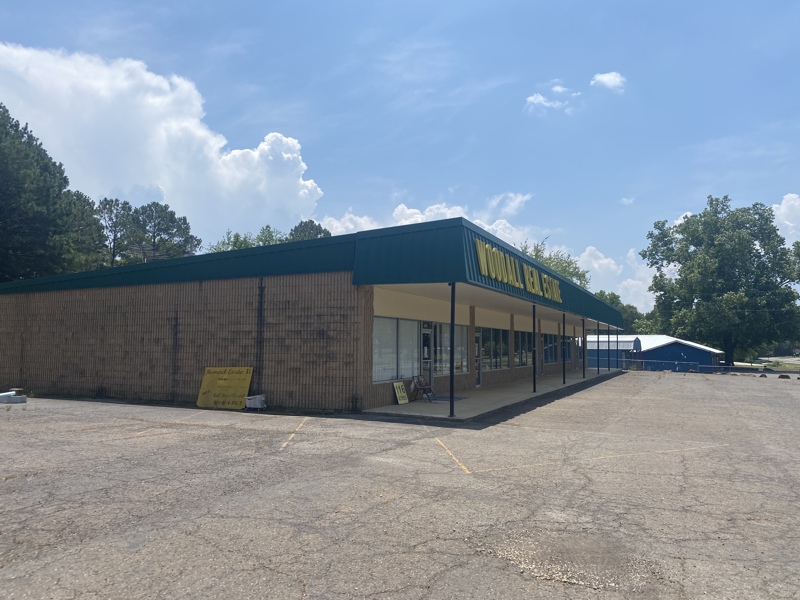 UNDER CONTRACT!! This property can be owner financed! 6 bay shopping