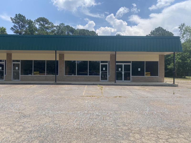 UNDER CONTRACT!! This property can be owner financed! 6 bay shopping